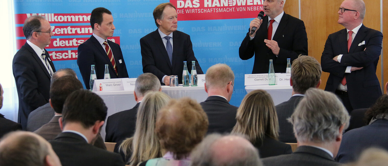 Diskussionsrunde mit NRW-Handwerksminister Garrelt Duin (2. v. r.)