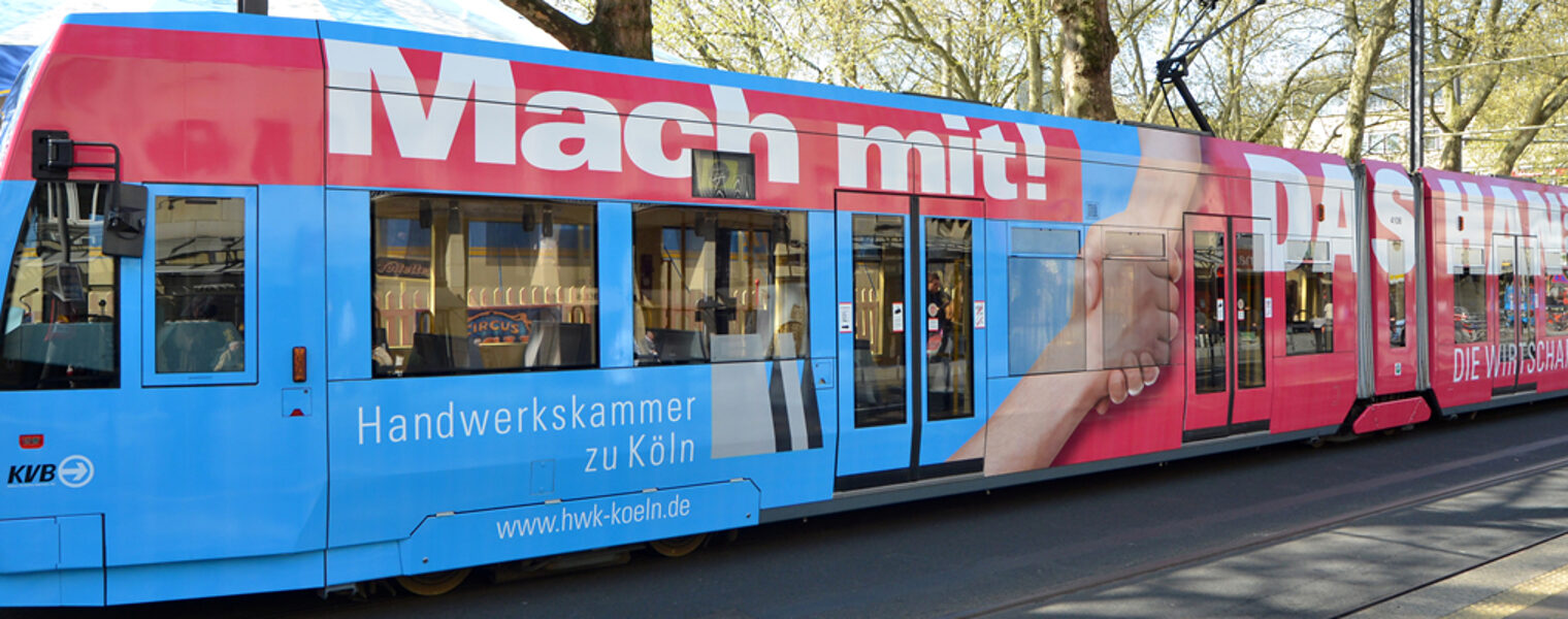 KVB Bahn im Look der Imagekampagne des Handwerks.