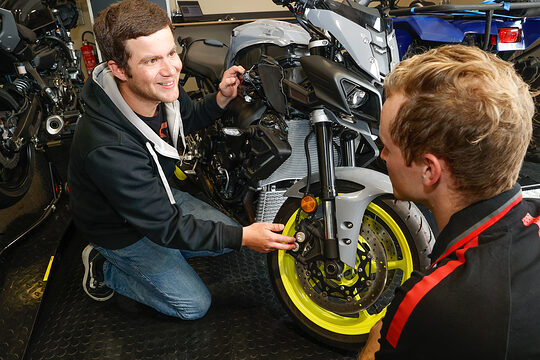 Sebastian Hüsch (l.), Ausbilder Zweiradtechnik AusbildungsCampus Handwerkskammer zu Köln, und Thomas Bongartz (r.), Technischer Trainer Yamaha Motor Deutschland. 