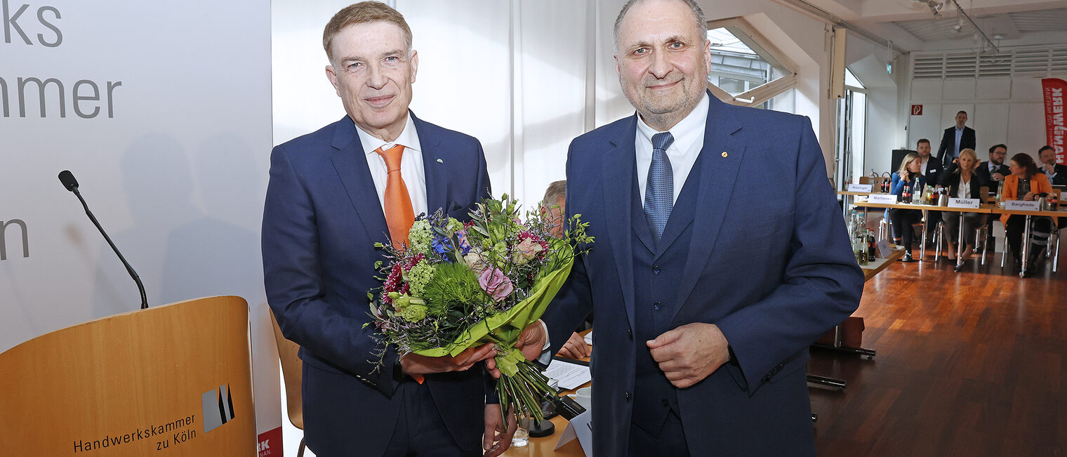 Dr. Erik Werdel (l.) wurde einstimmig zum neuen Hauptgeschäftsführer der Handwerkskammer zu Köln gewählt, Präsident Hans Peter Wollseifer (r.) gratulierte.