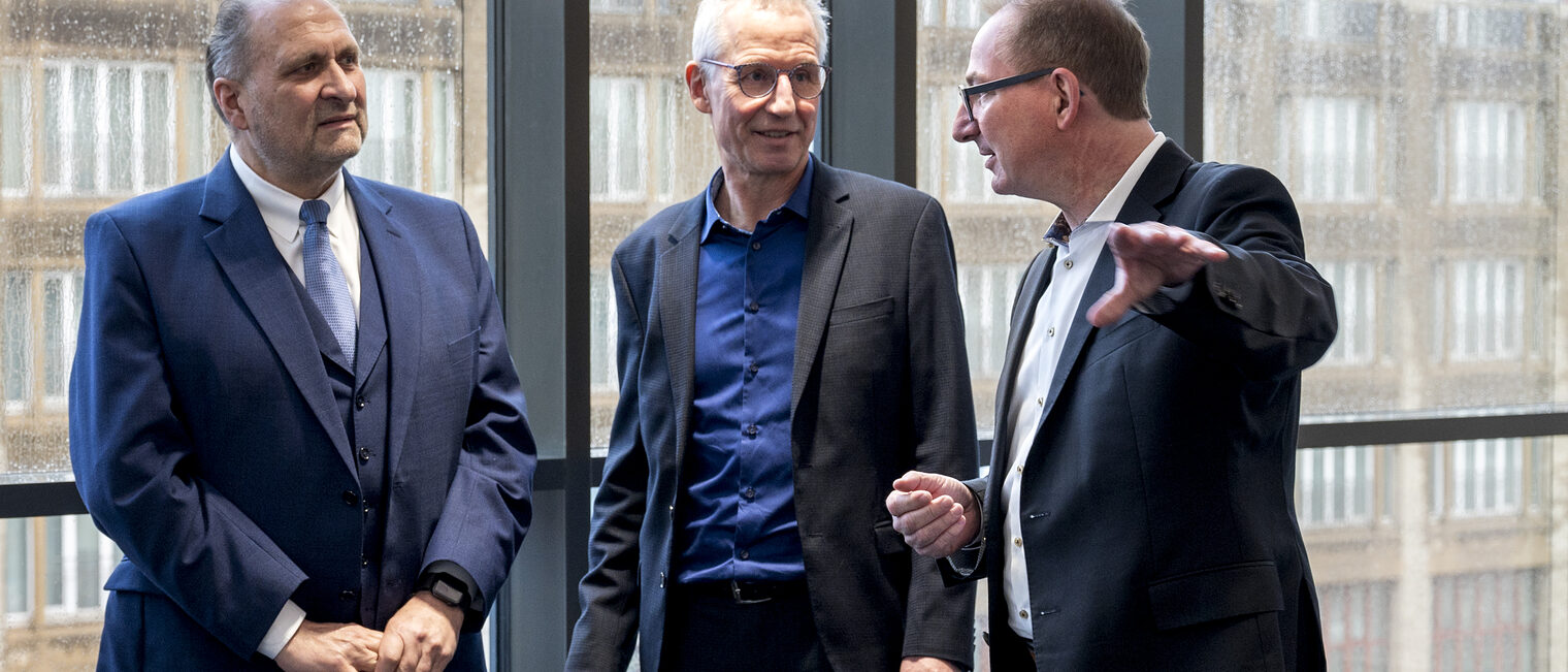 20240226, KHM, Kunsthochschule für Medien, HWK, Schlüsselübergabe für das neue Gebäude am Heumarkt 13 KHM Mathias Antlfinger Dr. Oliver Herrmann HWK Herr Wollseifer, Herr Fritz, Herr Taxhet 20240226, KHM, Kunsthochschule für Medien, HWK, Schlüsselübergabe für das neue Gebäude am Heumarkt 13 KHM Mathias Antlfinger Dr. Oliver Herrmann HWK Herr Wollseifer, Herr Fritz, Herr Taxhet Schlagwort(e): 20240226, KHM, Kunsthochschule für Medien, HWK, Schlüsselübergabe für das neue Gebäude am Heumarkt 13, Mathias Antlfinger, Dr. Oliver Herrmann, Herr Wollseifer, Herr Fritz, Herr Taxhet