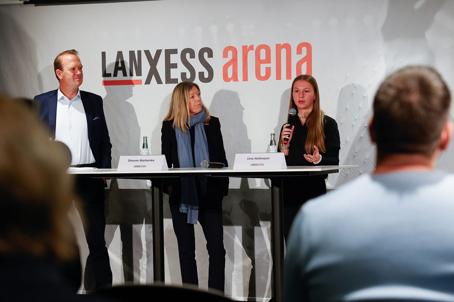 Lina Heitmann (r.) ist nicht nur Ausbildungsbotschafterin der Handwerkskammer zu Köln, sondern auch Auszubildende im zweiten Lehrjahr bei der Firma rahm Zentrum für Gesundheit GmbH.