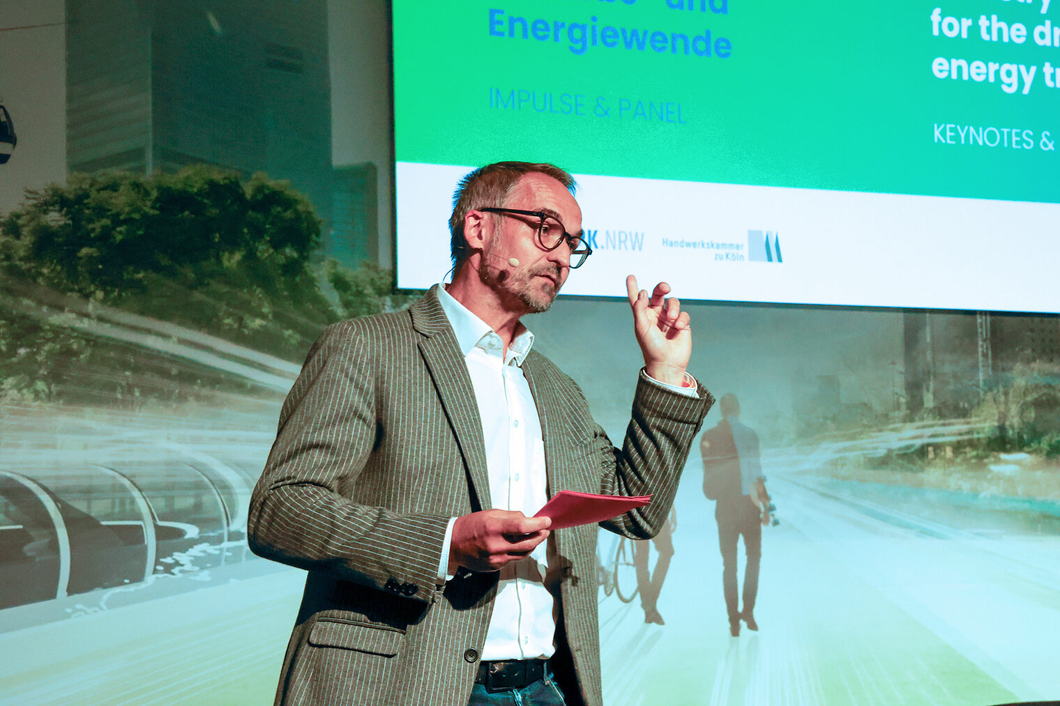 Gregor Schnittker moderierte das Diskussionspanel "Handwerk und Industrie als Ermöglicher der Antriebs- und Energiewende" auf der polisMOBILITY 2024. Gregor Schnittker moderierte das Diskussionspanel "Handwerk und Industrie als Ermöglicher der Antriebs- und Energiewende" auf der polisMOBILITY 2024.