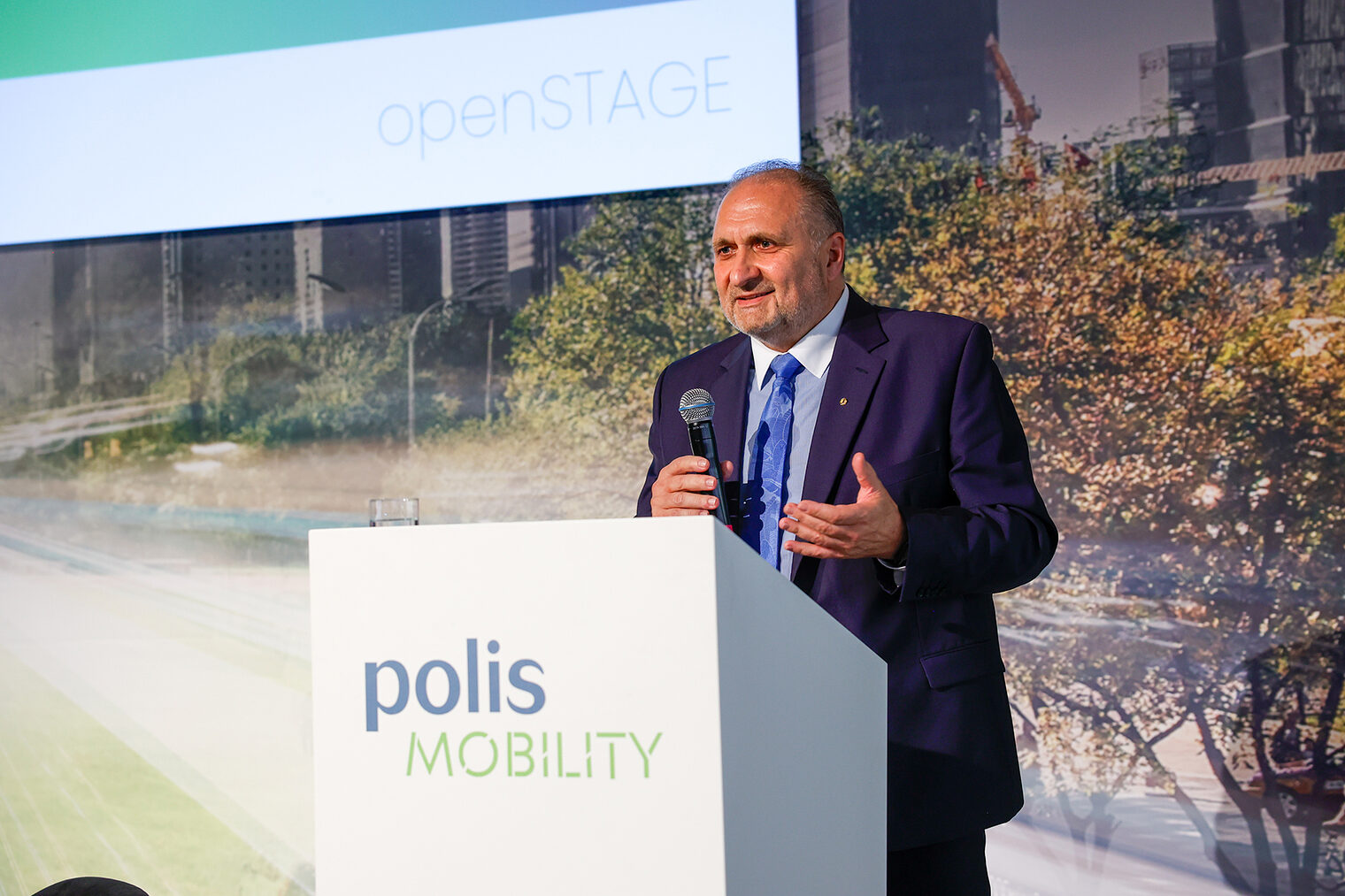 "Die Wirtschaft benötigt gute Rahmenbedingungen zur Bewältigung des Transformationsprozesses. Wenn das gelingt, sind Handwerk und Industrie mit Innovation und Tatkraft Ermöglicher der Antriebs- und Energiewende“, betonte Hans Peter Wollseifer, Präsident Handwerkskammer zu Köln. "Die Wirtschaft benötigt gute Rahmenbedingungen zur Bewältigung des Transformationsprozesses. Wenn das gelingt, sind Handwerk und Industrie mit Innovation und Tatkraft Ermöglicher der Antriebs- und Energiewende“, betonte Hans Peter Wollseifer, Präsident Handwerkskammer zu Köln.