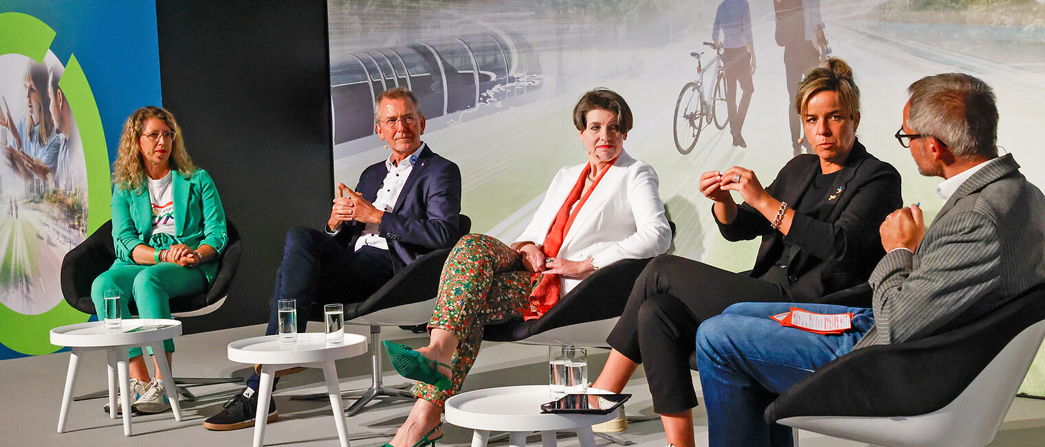 Mona Neubaur (2.v.r.), Ministerin für Wirtschaft, Industrie, Klimaschutz und Energie des Landes Nordrhein-Westfalen, diskutierte mit Judith Kleinemeyer, Managerin Government Affairs Ford Deutschland, Frank Mund, Präsident Verband des KFZ-Gewerbes NRW, Susanne Fabry, Mitglied des Vorstands und Arbeitsdirektorin RheinEnergie, und Moderator Gregor Schnittker (von links). Mona Neubaur (2.v.r.), Ministerin für Wirtschaft, Industrie, Klimaschutz und Energie des Landes Nordrhein-Westfalen, diskutierte mit Judith Kleinemeyer, Managerin Government Affairs Ford Deutschland, Frank Mund, Präsident Verband des KFZ-Gewerbes NRW, Susanne Fabry, Mitglied des Vorstands und Arbeitsdirektorin RheinEnergie, und Moderator Gregor Schnittker (von links).