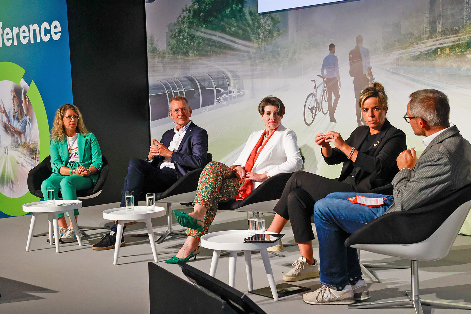 Mona Neubaur (2.v.r.), Ministerin für Wirtschaft, Industrie, Klimaschutz und Energie des Landes Nordrhein-Westfalen, diskutierte mit Judith Kleinemeyer, Managerin Government Affairs Ford Deutschland, Frank Mund, Präsident Verband des KFZ-Gewerbes NRW, Susanne Fabry, Mitglied des Vorstands und Arbeitsdirektorin RheinEnergie, und Moderator Gregor Schnittker (von links).