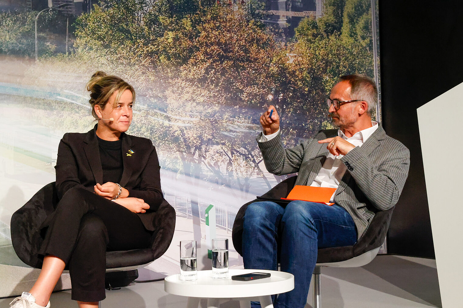 Mona Neubaur, Ministerin für Wirtschaft, Industrie, Klimaschutz und Energie des Landes Nordrhein-Westfalen, im Gespräch mit Moderator Gregor Schnittker (von links). Mona Neubaur, Ministerin für Wirtschaft, Industrie, Klimaschutz und Energie des Landes Nordrhein-Westfalen, im Gespräch mit Moderator Gregor Schnittker (von links).