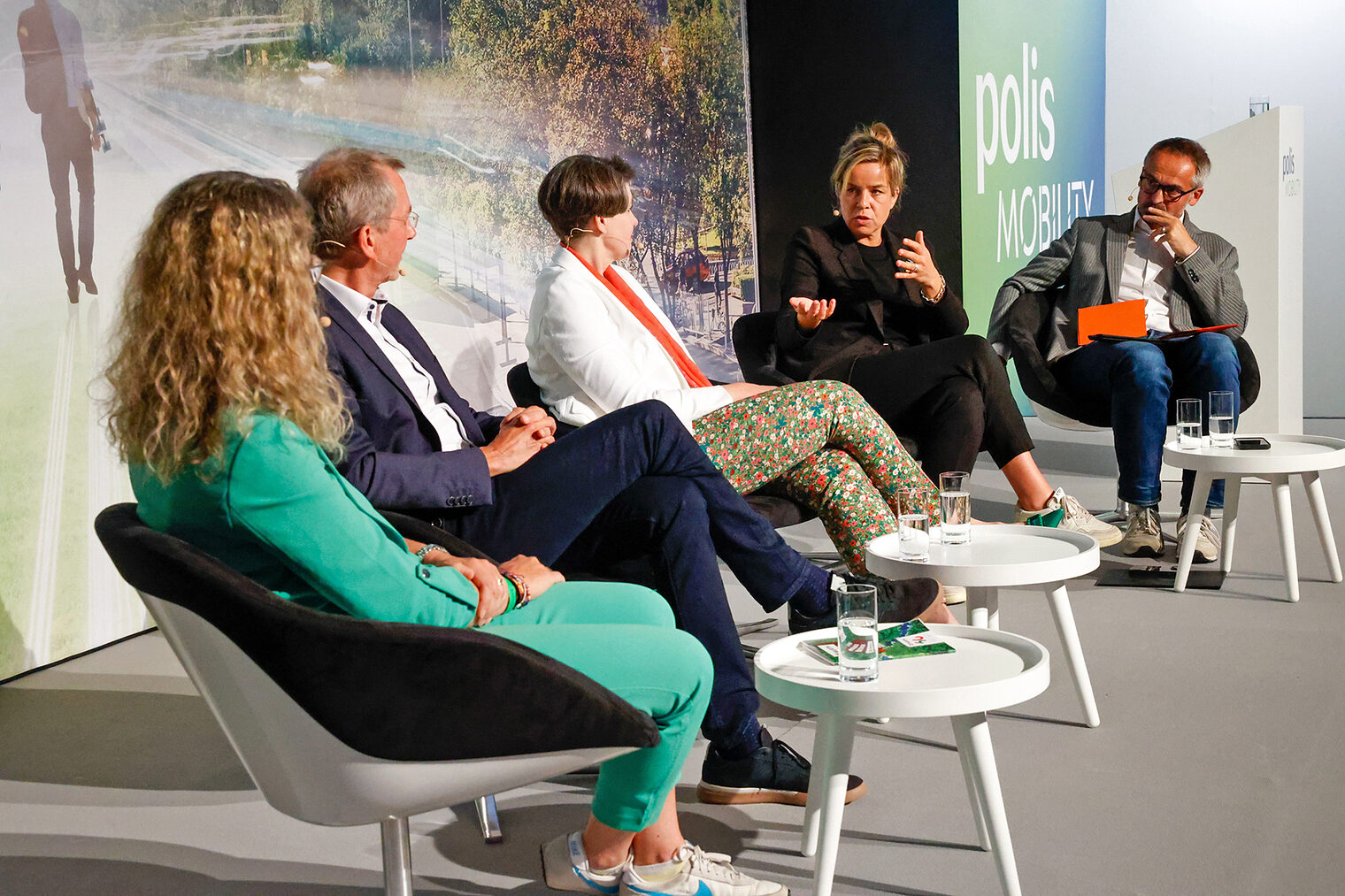 Judith Kleinemeyer, Managerin Government Affairs Ford Deutschland, Frank Mund, Präsident Verband des KFZ-Gewerbes NRW, Susanne Fabry, Mitglied des Vorstands und Arbeitsdirektorin RheinEnergie, Mona Neubaur, Ministerin für Wirtschaft, Industrie, Klimaschutz und Energie des Landes Nordrhein-Westfalen, und Moderator Gregor Schnittker (von links). Judith Kleinemeyer, Managerin Government Affairs Ford Deutschland, Frank Mund, Präsident Verband des KFZ-Gewerbes NRW, Susanne Fabry, Mitglied des Vorstands und Arbeitsdirektorin RheinEnergie, Mona Neubaur, Ministerin für Wirtschaft, Industrie, Klimaschutz und Energie des Landes Nordrhein-Westfalen, und Moderator Gregor Schnittker (von links).