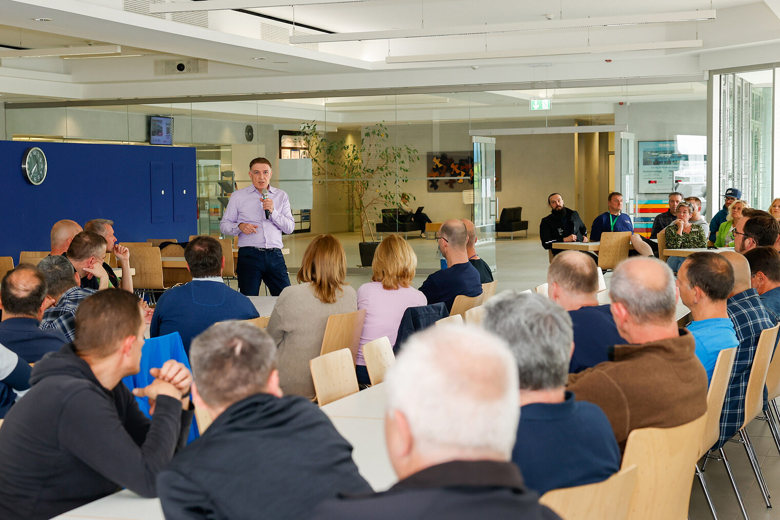 Dr. Erik Werdel im Austausch mit Mitarbeitenden am CampusHandwerk in Köln-Ossendorf.