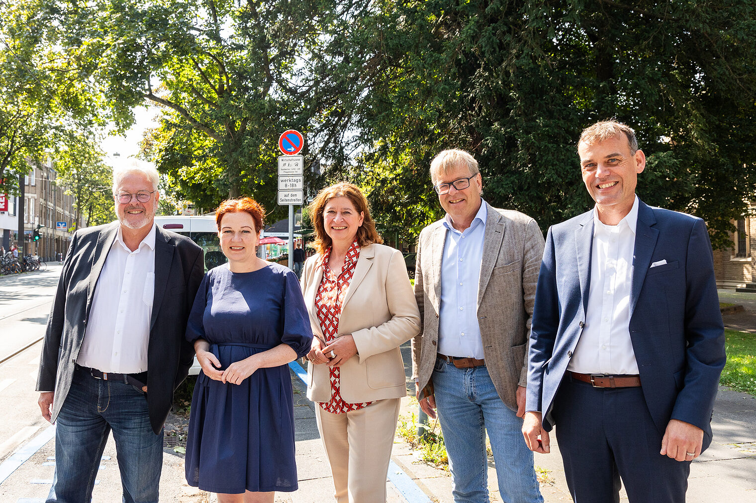 Gemeinsame Freigabe der ersten Wirtschaftsparkplätze in Bonn. Von links: IHK-Präsident Stefan Hagen, Bonns Oberbürgermeisterin Katja Dörner, HWK-Geschäftsführerin für Unternehmensberatung, Handwerkspolitik und Internationales, Stephanie Bargfrede, Kreishandwerksmeister Thomas Radermacher und Carsten Sperling von den Bürgerdiensten.