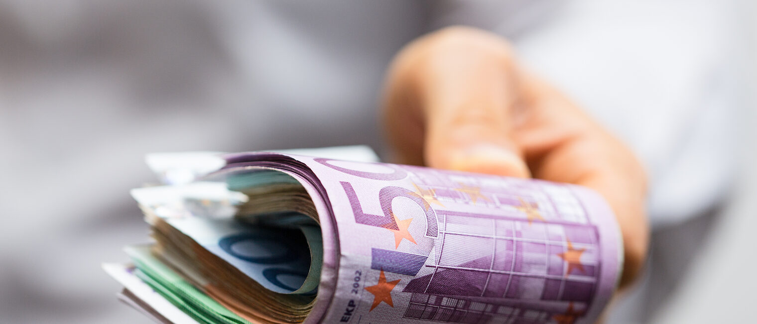 geld, euro, währung, sparen, kapital, zwanzig, 50, 100, 200, bank, banking, geldschein, bill, business, debt, verdienen, verdienst, wirtschaftliche lage, europäisch, tauschen, finanz-, finanzen, investieren, kapitalanlage, isoliert, märkte, nummern, entlohnen, gewinn, bewerten, einsparung, erfolg, steuer, trading, genossenschaft, wages, geldscheine, note, bindung, abrechnung, kosten, münze, einkommen, siegespreis, kredit, euroscheine, 500, hintergrund, menge