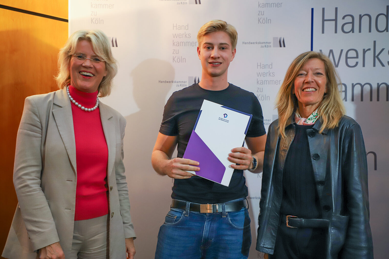FHM-Rektorin Prof. Dr. Anne Dreier und Simone Marhenke, Geschäftsführerin Bildung der HWK, überreichten allen Teilnehmenden die Immatrikulationsunterlagen für das Triale Studium.
