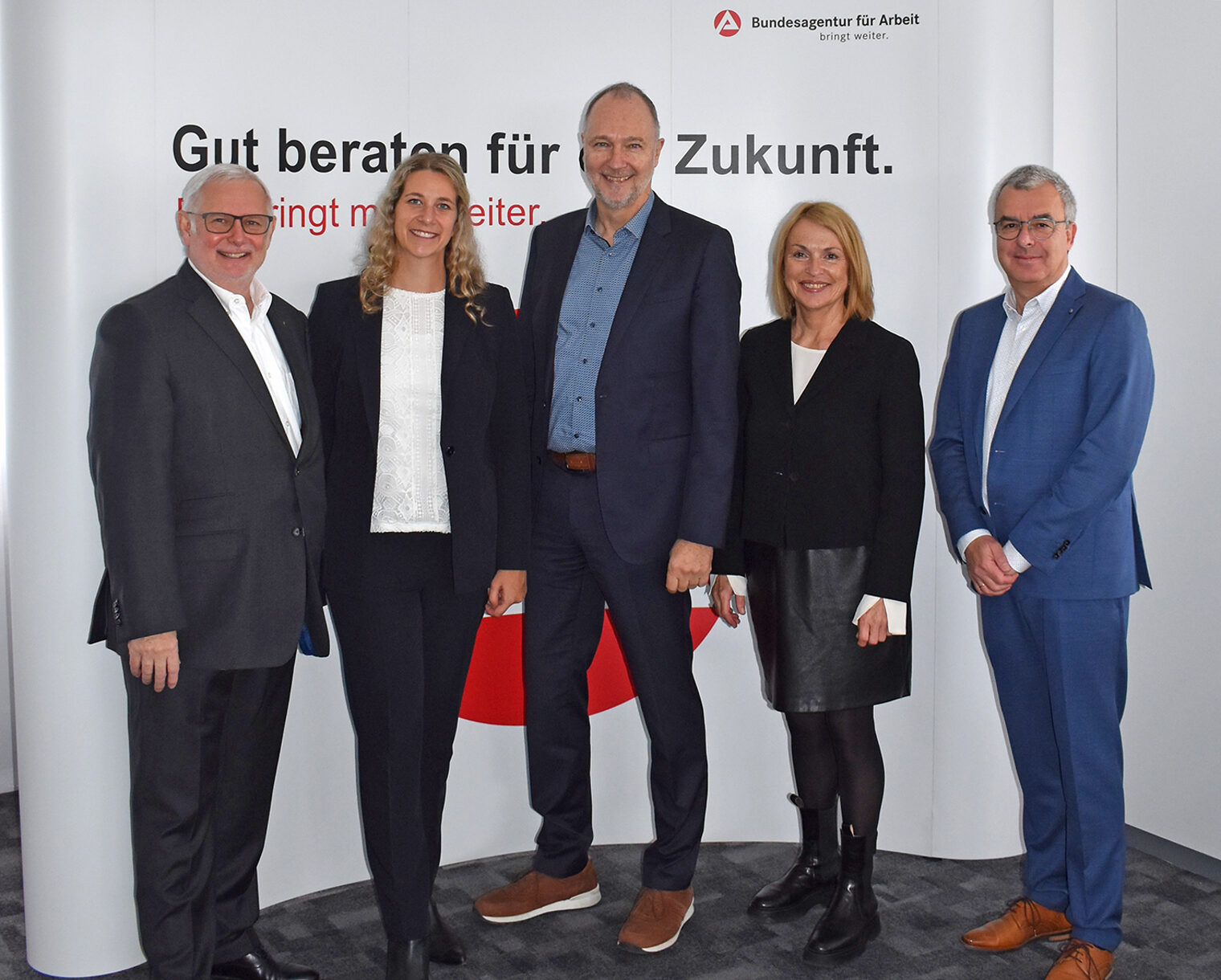 Jürgen Hindenberg, Geschäftsführer der IHK Bonn/Rhein-Sieg für Berufsbildung und Fachkräftesicherung, Janin Fester, Geschäftsführerin der Kreishandwerkerschaft Bonn/Rhein-Sieg, Stefan Krause, Vorsitzender der Geschäftsführung der Agentur für Arbeit Bonn, Ulrike Pütz, Abteilungsleitung Karrierewerkstatt der HWK Köln, Ralf Steinhauer, Leiter der Berufsberatung der Agentur für Arbeit Bonn (von links).