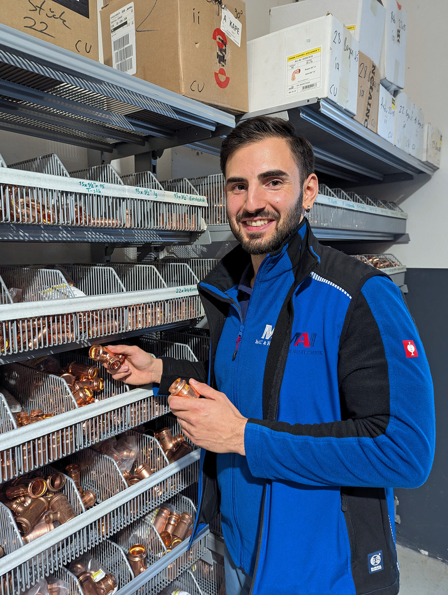 Malik Ordueri hat bei MAI Bau & Haustechnik zunächst eine kaufmännische Ausbildung abgeschlossen und im Büro gearbeitet. Weil ihm die praktische Arbeit mehr liegt, sattelt er nun eine Ausbildung zum Anlagemechaniker SHK obendrauf. 