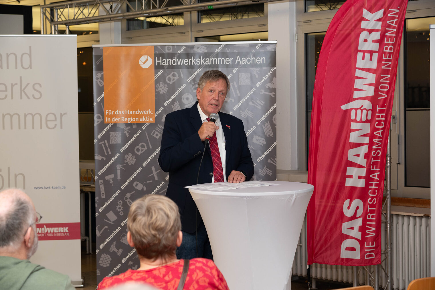 Rüdiger Otto, Vizepräsident der Handwerkskammer zu Köln, dankte den anwesenden Handwerksbetrieben und Hilfsorganisationen für Ihre Unterstützung und Ihre Informationsangebote für Flutbetroffene. 