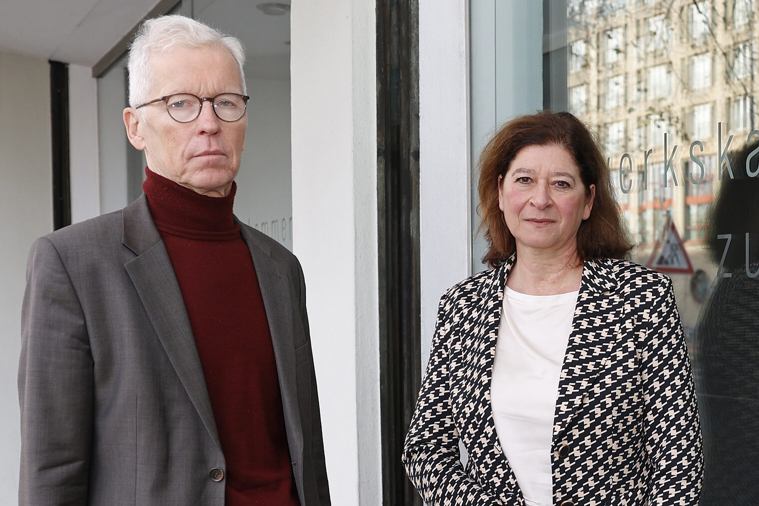 Stephanie Bargfrede (r.), Geschäftsführerin Handwerkskammer zu Köln, engagiert sich für die Kammer in der "CaringCommunity Köln". Dirk Hecking (l.), Leiter der Kaufmännischen Unternehmensberatung der Kammer, berät Handwerksbetriebe unter anderem dazu, wie sie sich auf den Notfall vorbereiten können.
