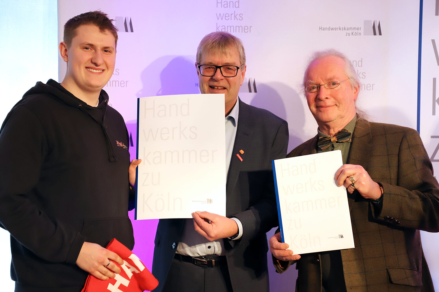 Thomas Radermacher (Mitte), Vorstandsmitglied der Handwerkskammer zu Köln und Präsident des Bundesverbands Tischler Schreiner Deutschland, und Achim Culmann (r.), Obermeister der Tischlerinnung Bergisches Land, überreichten den frisch gebackenen Tischlermeisterinnen und -meistern ihre Meisterbriefe.