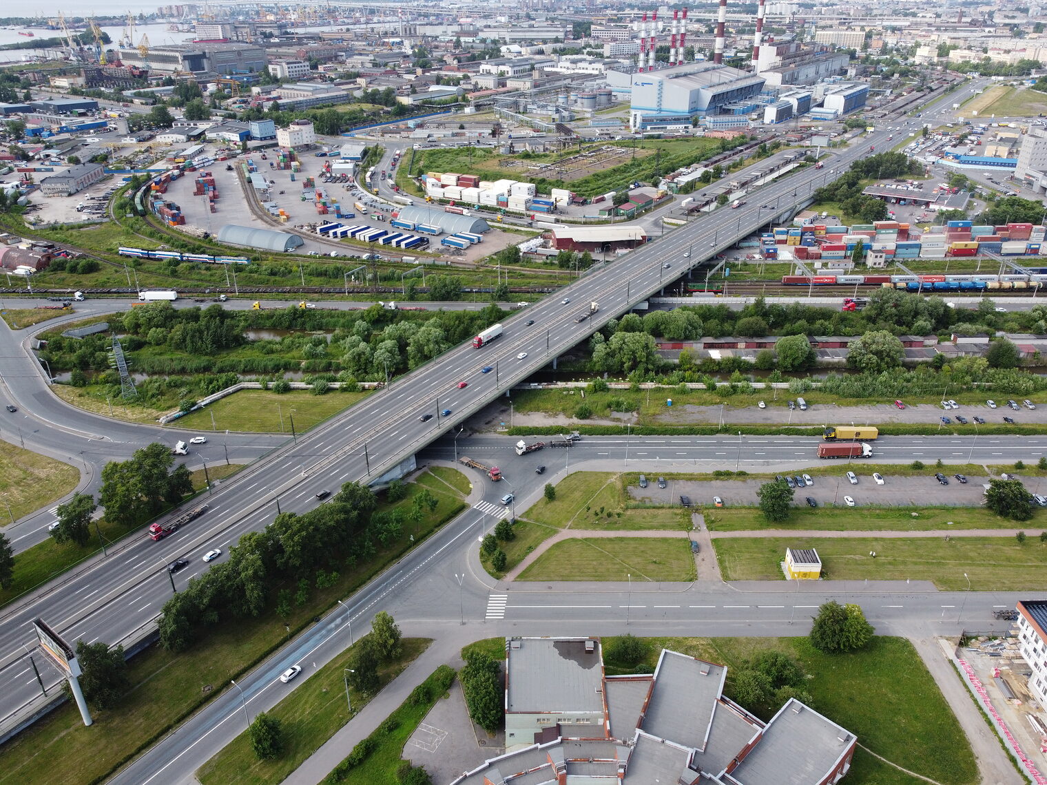 Bild: Luftaufnahme Stadt und Straßen
