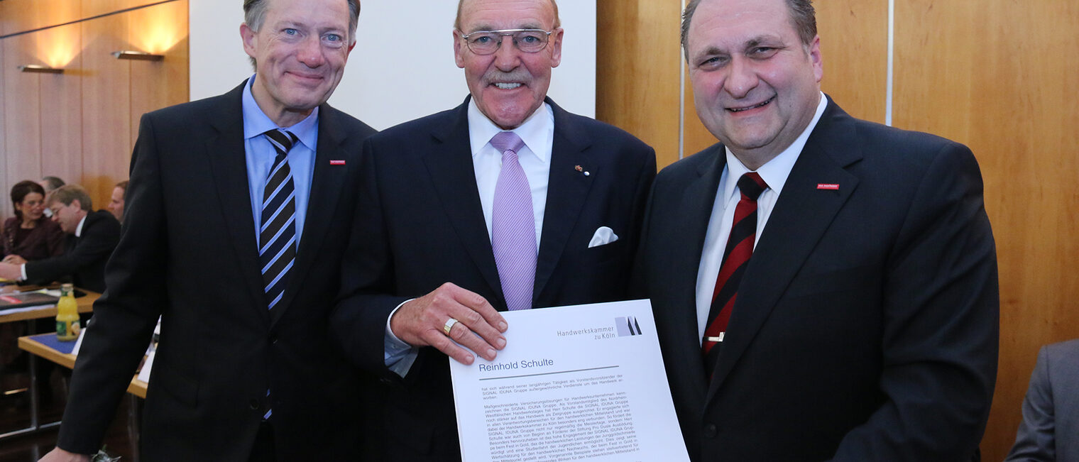 Reinhold Schulte (M.) erhält den Ehrenring der Handwerkskammer zu Köln von Präsident Hans Peter Wollseifer (r.) und Hauptgeschäftsführer Dr. Ortwin Weltrich (l.)