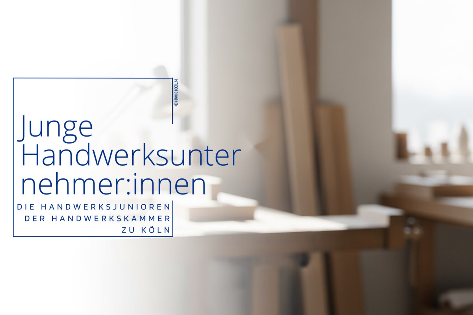 Bild mit dem Logo der Jungen Handwerksunternehmer:innen. Im Hintergrund ist eine Werkstatt erkennbar