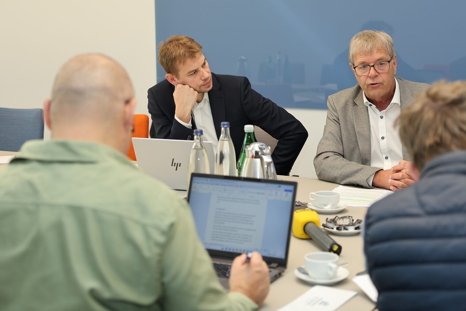 Thomas Radermacher, Präsident Handwerkskammer zu Köln (rechts), und Sebastian Beuchel, Abteilungsleiter Standortpolitik, Europa- und Landespolitik, stellen die Konjunkturumfrage der Handwerkskammer zu Köln vor. 