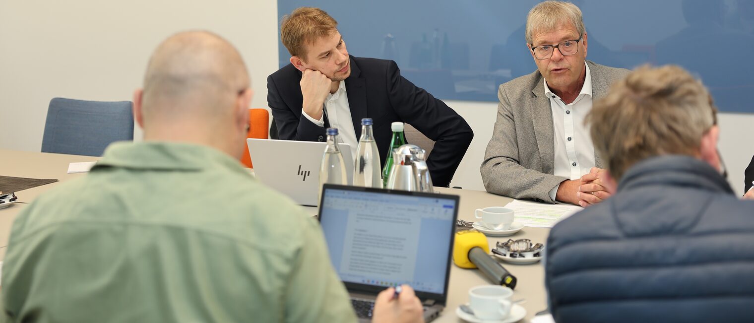 Thomas Radermacher, Präsident Handwerkskammer zu Köln (rechts), und Sebastian Beuchel, Abteilungsleiter Standortpolitik, Europa- und Landespolitik, stellen die Konjunkturumfrage der Handwerkskammer zu Köln vor. 