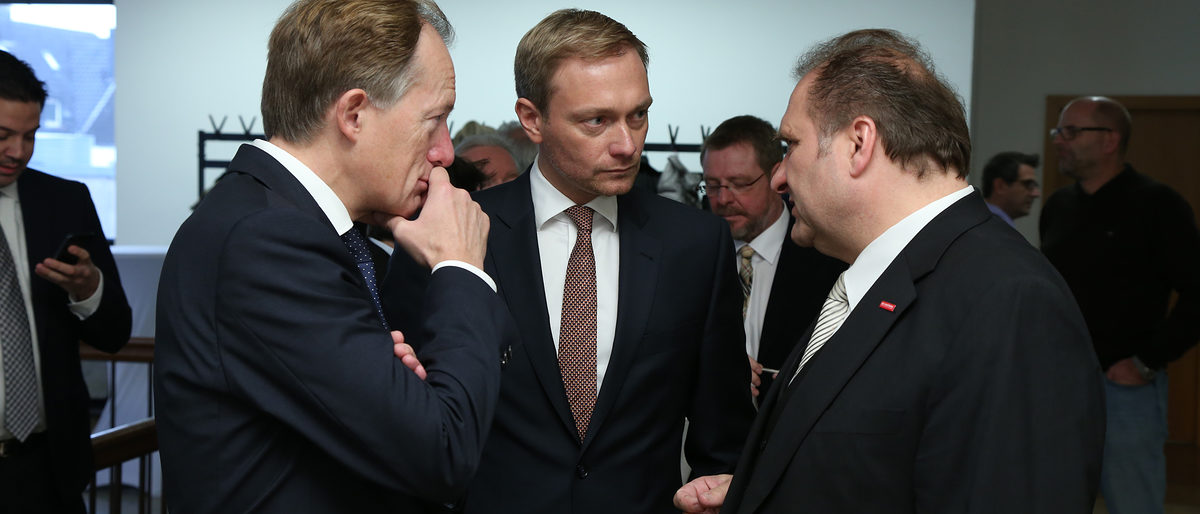 FDP-Chef Christian Lindner (M.) im Gespräch mit Kammerpräsident Hans Peter Wollseifer (r.) und Hauptgeschäftsführer Dr. Ortwin Weltrich (l.) FDP-Chef Christian Lindner (M.) im Gespräch mit Kammerpräsident Hans Peter Wollseifer (r.) und Hauptgeschäftsführer Dr. Ortwin Weltrich (l.)
