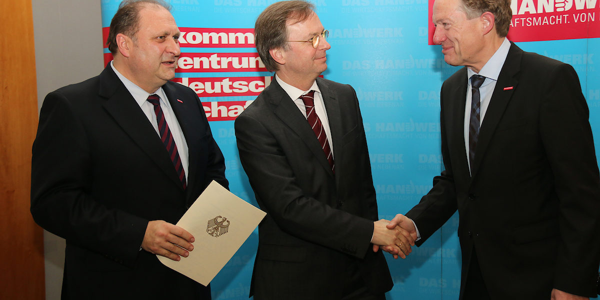 Der Parlamentarische Staatssekretär Thomas Rachel überreicht den Förderbescheid Der Parlamentarische Staatssekretär Thomas Rachel überreicht den Förderbescheid