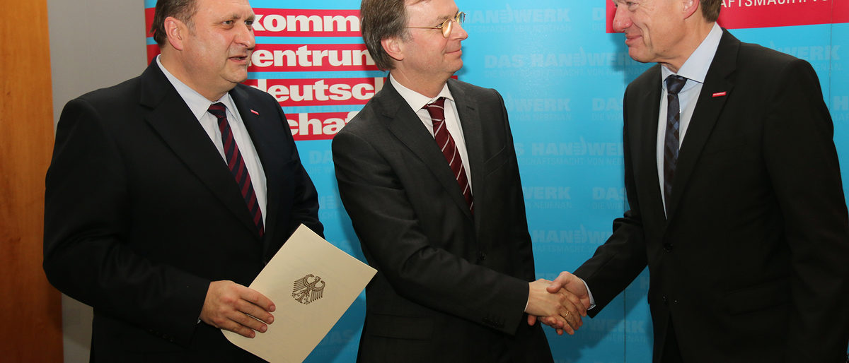 Der Parlamentarische Staatssekretär Thomas Rachel überreicht den Förderbescheid Der Parlamentarische Staatssekretär Thomas Rachel überreicht den Förderbescheid