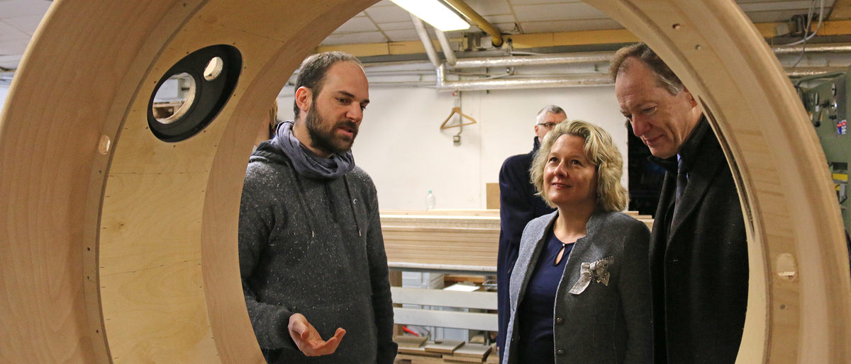 Innovative Möbelkonzepte und Techniken erläuterte Tischlermeister Sebastian Bächer Innovative Möbelkonzepte und Techniken erläuterte Tischlermeister Sebastian Bächer