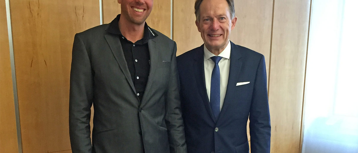 Tischlermeister Daniel Helm und Dr. Ortwin Weltrich, Hauptgeschäftsführer der Handwerkskammer zu Köln Tischlermeister Daniel Helm und Dr. Ortwin Weltrich, Hauptgeschäftsführer der Handwerkskammer zu Köln