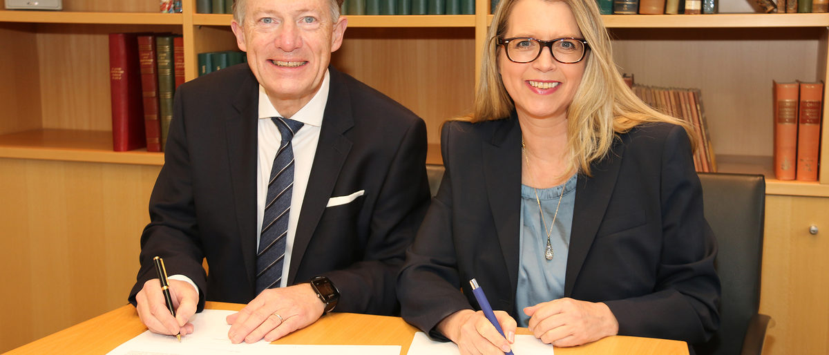 Unterzeichnung des Aktionsprogramms Verkehr durch Dr. Ortwin Weltrich und Verkehrsdezernentin Andrea Blome