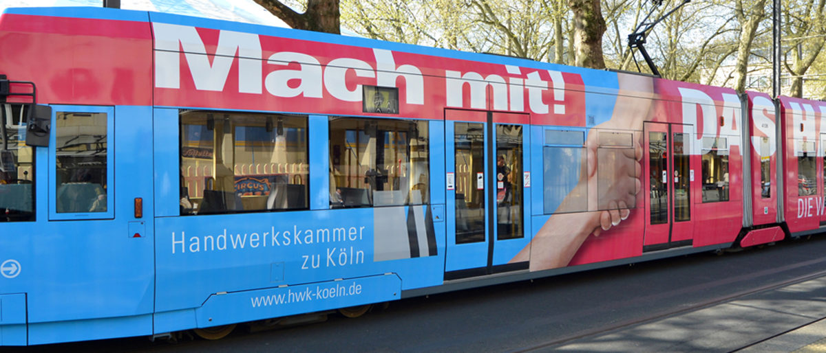 KVB Bahn im Look der Imagekampagne des Handwerks. KVB Bahn im Look der Imagekampagne des Handwerks.