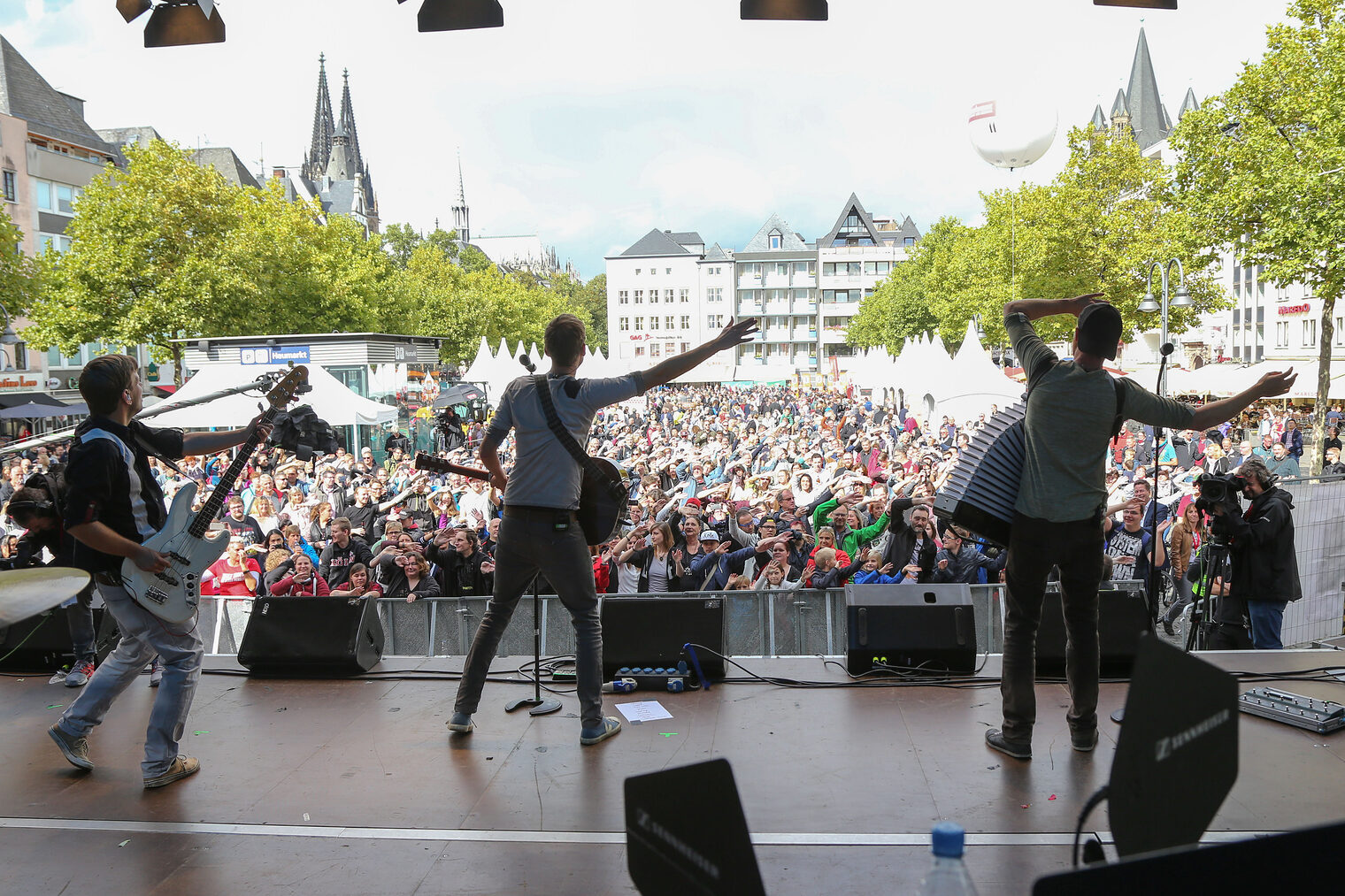 Tag des Handwerks 2017 der Handwerkskammer zu Köln: Open-Air-Veranstaltung auf dem Heumarkt in der Kölner Innenstadt mit vielen Informationen zur Berufsausbildung sowie einem vierstündigen Bühnenprogramm mit Cat Ballou, Miljö, Mo-Torres und Fiasko.