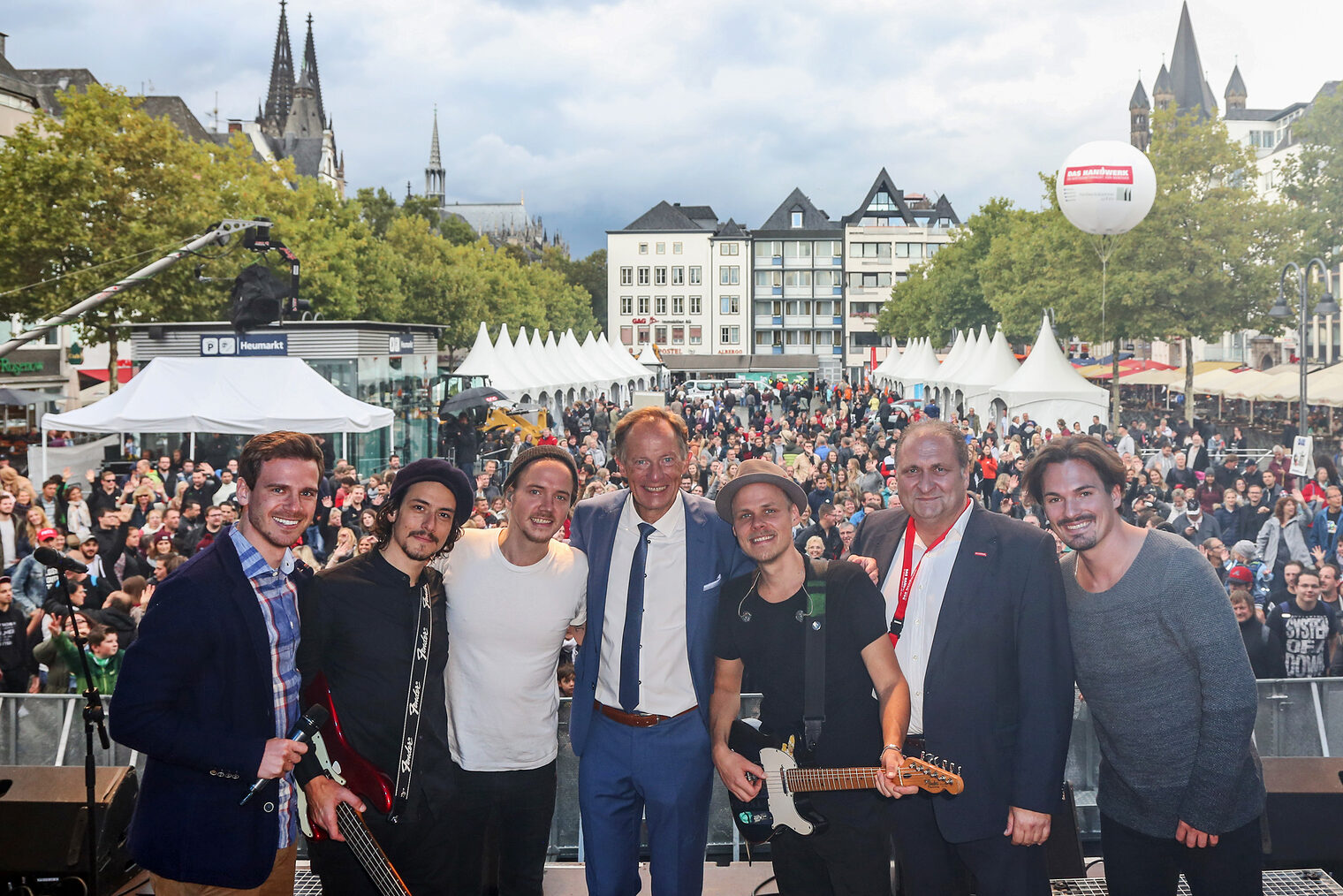 Tag des Handwerks 2017 der Handwerkskammer zu Köln: Open-Air-Veranstaltung auf dem Heumarkt in der Kölner Innenstadt mit vielen Informationen zur Berufsausbildung sowie einem vierstündigen Bühnenprogramm mit Cat Ballou, Miljö, Mo-Torres und Fiasko.