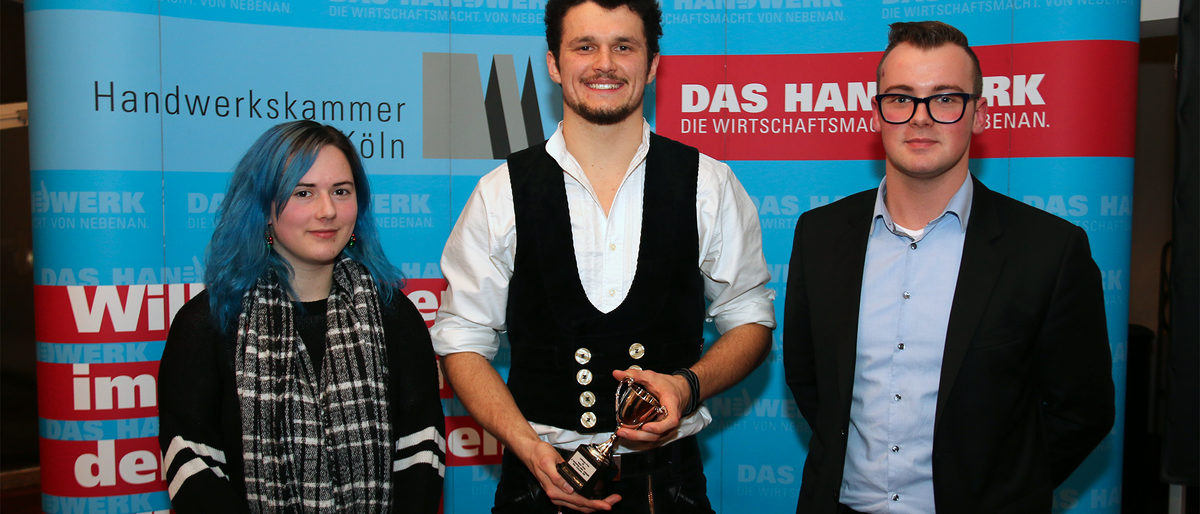 Die besten Nachwuchshandwerker (v.l.n.r.): Daniela van Arkel, Lofthouse-Preisträger Ruben Smits und Julian Winterscheidt | Foto: Schröder Die besten Nachwuchshandwerker (v.l.n.r.): Daniela van Arkel, Lofthouse-Preisträger Ruben Smits und Julian Winterscheidt | Foto: Schröder
