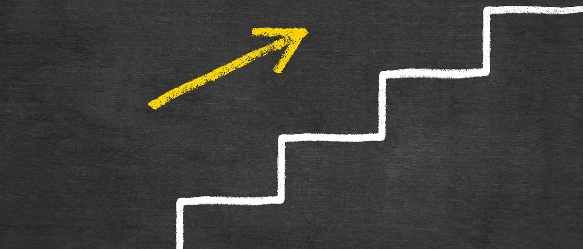 erfolg, ziele, treppe, aufwärts, umsetzung, motivation, karriere, business, planung, stufe, zukunft, herausforderung, entwicklung, konzept, beförderung, chance, pfeil, nach oben, erfolgsleiter, erfolgsplan, aufsteigen, aufstieg, erfolgreich, strategie, stufenplan, vision, zuwachs, schritt, fortschritt, erreichen, schritt für schritt, coaching, erfahrung, motivieren, aufgabe, idee, start, ziel, karriereleiter, projekt, beratung, wille, stufen, veränderung, neu, neuer, weg, tafel, kreidetafel