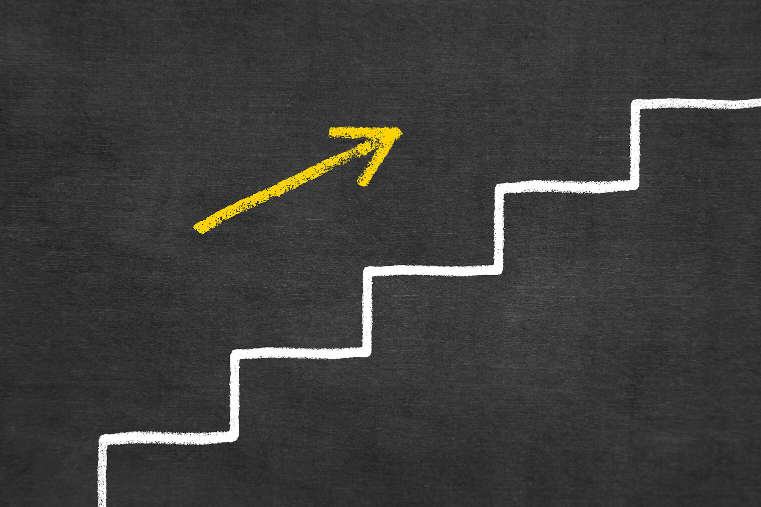 erfolg, ziele, treppe, aufwärts, umsetzung, motivation, karriere, business, planung, stufe, zukunft, herausforderung, entwicklung, konzept, beförderung, chance, pfeil, nach oben, erfolgsleiter, erfolgsplan, aufsteigen, aufstieg, erfolgreich, strategie, stufenplan, vision, zuwachs, schritt, fortschritt, erreichen, schritt für schritt, coaching, erfahrung, motivieren, aufgabe, idee, start, ziel, karriereleiter, projekt, beratung, wille, stufen, veränderung, neu, neuer, weg, tafel, kreidetafel
