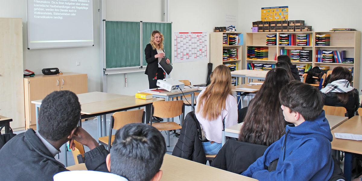 Ausbildungsbotschafterin gab beim "2. Tag der dualen Ausbildung" Einblicke in ihr Handwerk Ausbildungsbotschafterin gab beim "2. Tag der dualen Ausbildung" Einblicke in ihr Handwerk