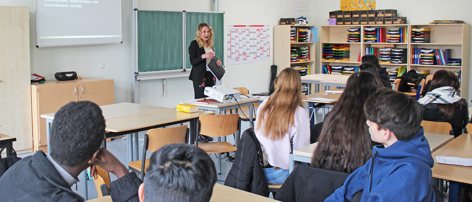 Ausbildungsbotschafterin gab beim "2. Tag der dualen Ausbildung" Einblicke in ihr Handwerk Ausbildungsbotschafterin gab beim "2. Tag der dualen Ausbildung" Einblicke in ihr Handwerk