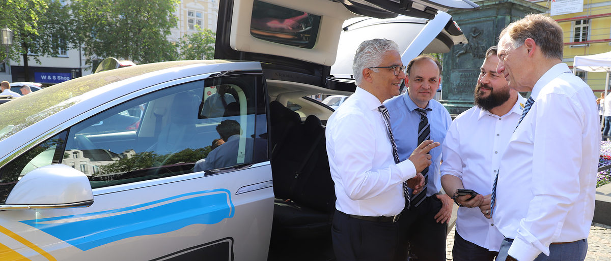 E-Mobilitätstag der Handwerkskammer zu Köln, Kreishandwerkerschaft Bonn/Rhein-Sieg und der Bundesstaat Bonn. E-Mobilitätstag der Handwerkskammer zu Köln, Kreishandwerkerschaft Bonn/Rhein-Sieg und der Bundesstaat Bonn.