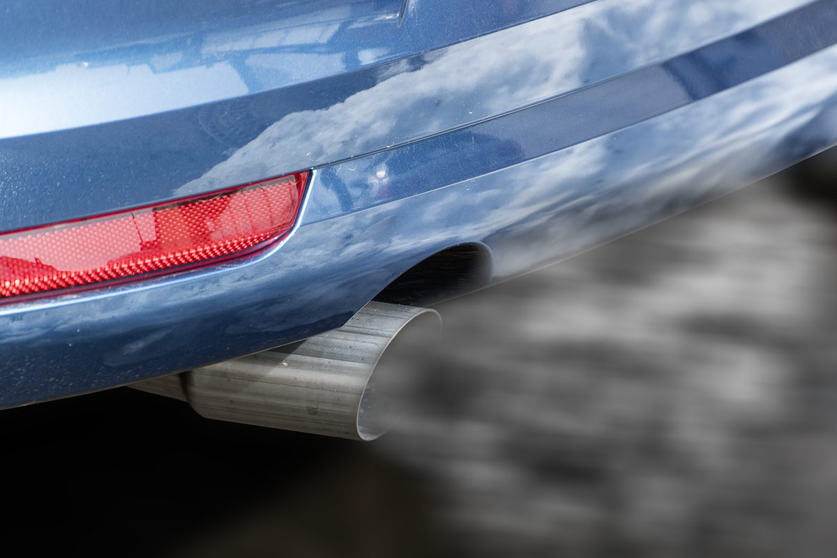 Close image of a car exhaust Schlagwort(e): car, exhaust, pollution, fumes, vehicle, pipe, smog, air, dirty, industry, traffic, health, diesel, environment, transportation, smoke, automobile, gas, gasoline, tuning, emission, emissions, background, power, road, transport, danger, environmental, engine, fuel, toxic, dioxide, monoxide, close, clean, euro, 6, badge, scandal, co2, oxygen, nitrogen, greenhouse, gases, carbon, particulate, matter, hydrocarbon, oxides, wagon, car, exhaust, pollution, fumes, vehicle, pipe, smog, air, dirty, industry, traffic, health, diesel, environment, transportation, smoke, automobile, gas, gasoline, tuning, emission, emissions, background, power, road, transport, danger, environmental, engine, fuel, toxic, dioxide, monoxide, close, clean, euro, 6, badge, scandal, co2, oxygen, nitrogen, greenhouse, gases, carbon, particulate, matter, hydrocarbon, oxides, wagon