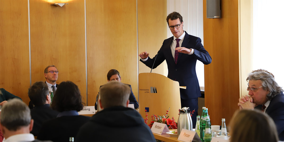 NRW-Verkehrsminister Hendrik Wüst bei der Tagung der Vollversammlung der Handwerkskammer zu Köln NRW-Verkehrsminister Hendrik Wüst bei der Tagung der Vollversammlung der Handwerkskammer zu Köln