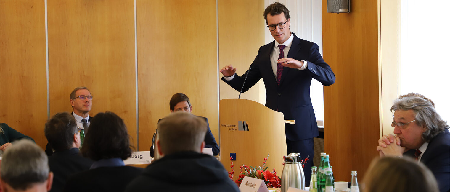 NRW-Verkehrsminister Hendrik Wüst bei der Tagung der Vollversammlung der Handwerkskammer zu Köln