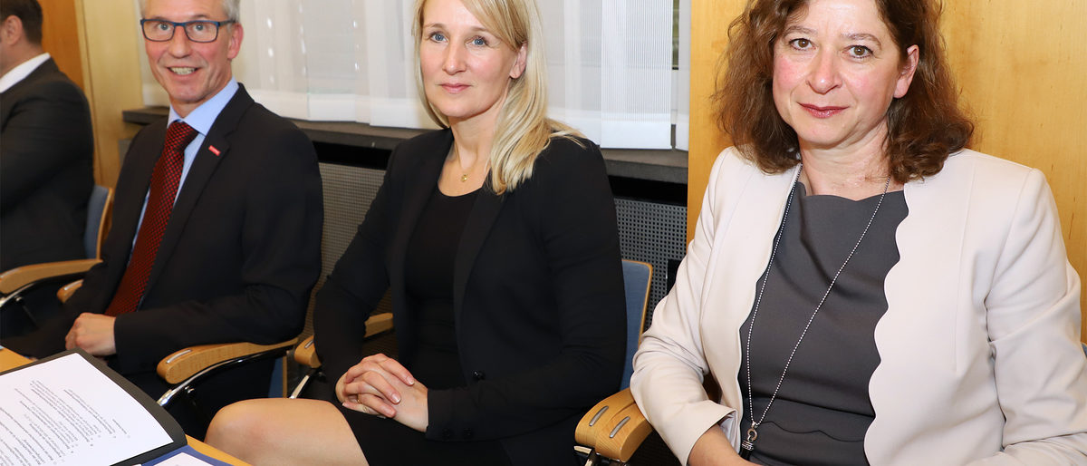 Jürgen Fritz (l.), kommissarischer stellvertretender Hauptgeschäftsführer, Kirsten Klingenberg (M.), kommissarische stellvertretende Hauptgeschäftsführerin, und Stephanie Bargfrede (r.), Geschäftsführerin für den Geschäftsbereich IV "Unternehmensberatung und Internationales" Jürgen Fritz (l.), kommissarischer stellvertretender Hauptgeschäftsführer, Kirsten Klingenberg (M.), kommissarische stellvertretende Hauptgeschäftsführerin, und Stephanie Bargfrede (r.), Geschäftsführerin für den Geschäftsbereich IV "Unternehmensberatung und Internationales"