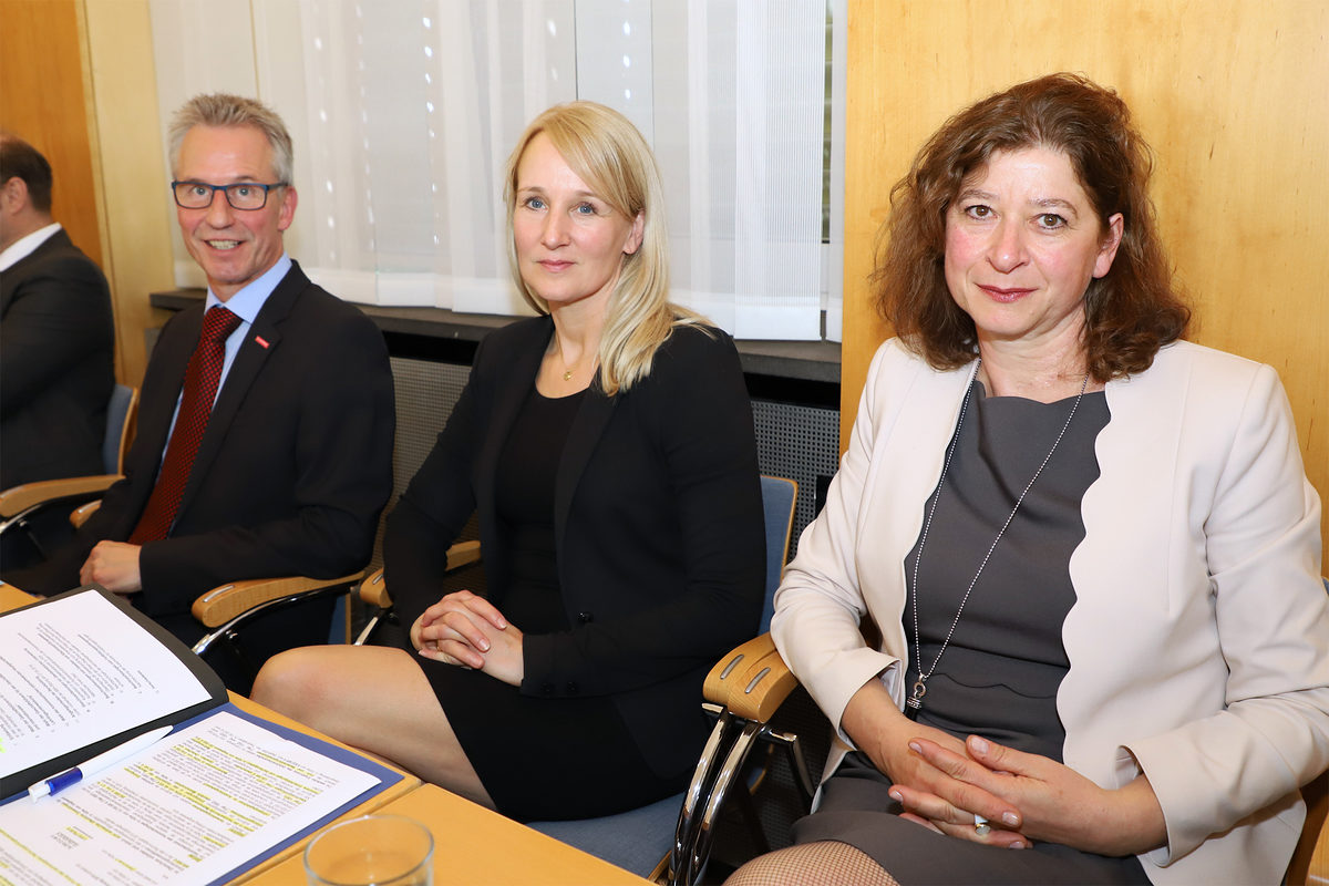 Jürgen Fritz (l.), kommissarischer stellvertretender Hauptgeschäftsführer, Kirsten Klingenberg (M.), kommissarische stellvertretende Hauptgeschäftsführerin, und Stephanie Bargfrede (r.), Geschäftsführerin für den Geschäftsbereich IV "Unternehmensberatung und Internationales" Jürgen Fritz (l.), kommissarischer stellvertretender Hauptgeschäftsführer, Kirsten Klingenberg (M.), kommissarische stellvertretende Hauptgeschäftsführerin, und Stephanie Bargfrede (r.), Geschäftsführerin für den Geschäftsbereich IV "Unternehmensberatung und Internationales"