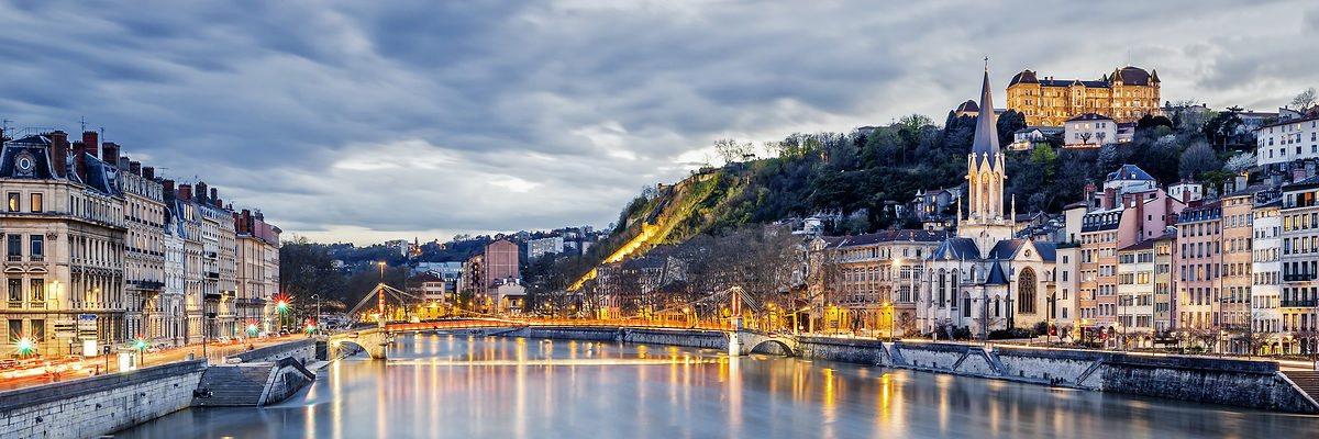 Lyon liegt ca. 50 Kilometer von Lamure/Azergues entfernt. Lyon, Arbeiten und Lernen