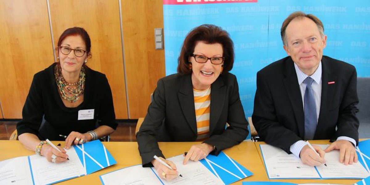 Hauptgeschäftsführer Dr. Ortwin Weltrich (r.), Regierungspräsidentin Gisela Walsken (M.) und Schulleiterin Dagmar Siegmann (l.) Hauptgeschäftsführer Dr. Ortwin Weltrich (r.), Regierungspräsidentin Gisela Walsken (M.) und Schulleiterin Dagmar Siegmann (l.)