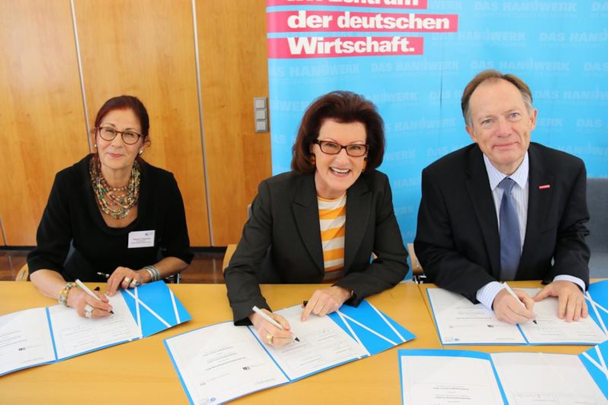 Hauptgeschäftsführer Dr. Ortwin Weltrich (r.), Regierungspräsidentin Gisela Walsken (M.) und Schulleiterin Dagmar Siegmann (l.)