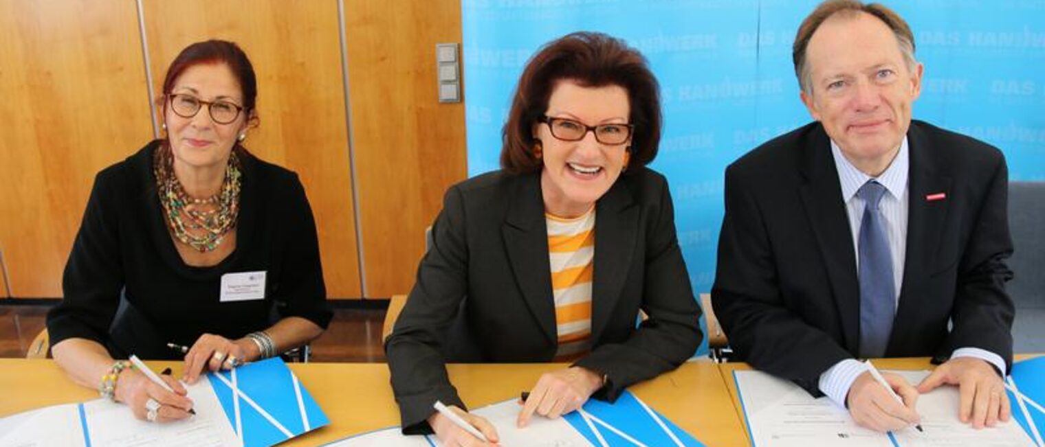 Hauptgeschäftsführer Dr. Ortwin Weltrich (r.), Regierungspräsidentin Gisela Walsken (M.) und Schulleiterin Dagmar Siegmann (l.)